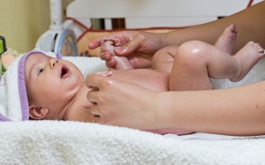 Những loại dầu massage da tốt nhất cho bé vào mùa Đông