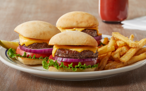 Bánh burger nhân thịt xông khói và pho mai
