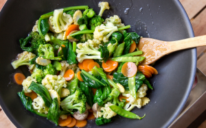 7 loại rau củ nấu chín sẽ tốt cho sức khỏe hơn ăn sống