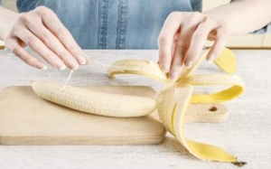 Dùng vỏ chuối để trị mụn cóc, nốt muỗi đốt và vết bầm tím