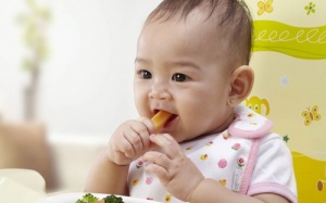 Những lưu ý khi cho trẻ ăn, mẹ nào cũng nên biết 