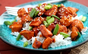 Công thức làm cơm gà sốt cay ngọt đơn giản