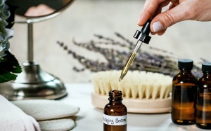 Cẩm nang chăm sóc da: Giảm nếp nhăn bằng huyết thanh tự chế từ tinh dầu