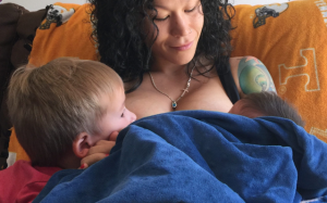 Nuôi bú song song: Những điều cần biết khi cho cả 2 bé cùng bú