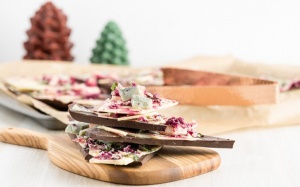 Làm cả tảng kẹo chocolate phủ bạc hà rồi đập vỡ - Giáng sinh ăn thế mới vui!