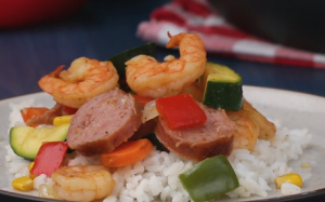 Món tôm, xúc xích xào ớt chuông và bí ngòi