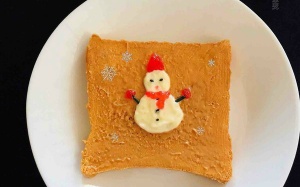 Món bánh mì phết bơ ngộ nghĩnh với hình người tuyết 