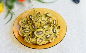 Cuối tuần rảnh rỗi làm kiwi sấy nhâm nhi trà chiều