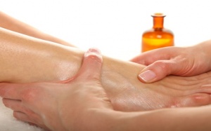 Hướng dẫn massage bàn chân bằng dầu dừa