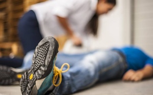 Video: Phải làm gì khi một người đột nhiên ngất xỉu?