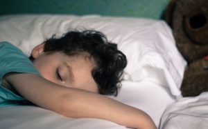 Tại sao trẻ bị hen suyễn và dị ứng nặng hơn vào ban đêm?