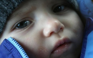 Bé bị cảm lạnh hay mắc bệnh gì nặng hơn: 3 cách nhận biết