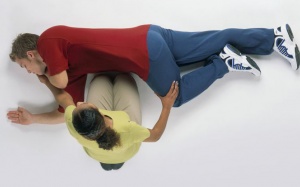 Mẹo thay đổi tư thế cứu người ngộ độc rượu