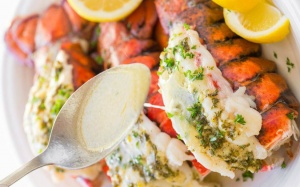 Tôm hùm nướng, rưới sốt bơ chanh tỏi 