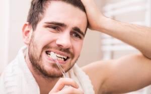 Răng nhạy cảm: Làm gì cho đỡ ê buốt, khó chịu?