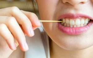 Video: Vì sao bạn nên từ bỏ thói quen dùng tăm xỉa răng?