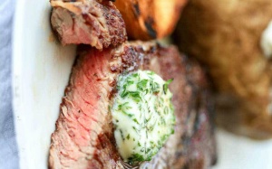 Tiệc cuối tuần cùng món Bít tết bò sốt bơ tỏi