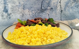 Món ăn sáng: Cơm chiên vàng kèm thịt bò xào rau củ