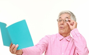 Từ 40 tuổi phải chú ý tật ở mắt gây khó nhìn gần