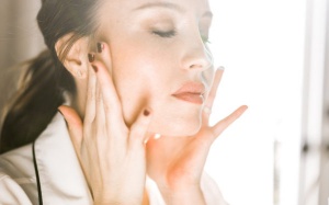 Hướng dẫn massage da mặt giúp làn da trẻ đẹp như em bé