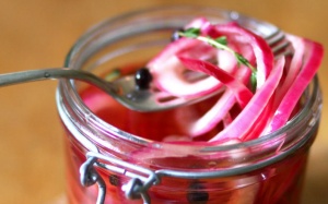 Công thức làm món ăn kèm: Hành tây tía ngâm giấm giòn ngon