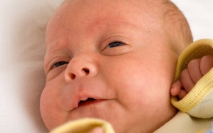 Tại sao trẻ sơ sinh lại ngủ mở mắt? 