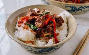 Bò xào ớt chuông và húng tây