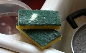 Video: Làm sao để vệ sinh sạch miếng rửa bát?