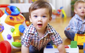 Trẻ 18 tháng vẫn chưa biết nói, nên làm gì? 