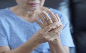 5 bài tập đơn giản để giảm đau khớp ngón tay