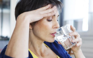 6 dấu hiệu điển hình chứng tỏ mãn kinh đã 'gõ cửa' 