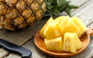 Vì sao miệng có cảm giác khó chịu khi ăn dứa?