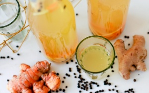 Đừng khạc nhổ, hãy uống nước gừng và hạt tiêu để tiêu đờm