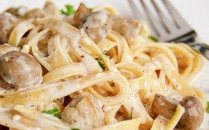 Công thức làm mì Ý sốt kem gà nấm ngay tại nhà