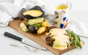 Nước sốt làm từ bơ và lòng đỏ trứng cho món thịt nướng chuẩn Pháp