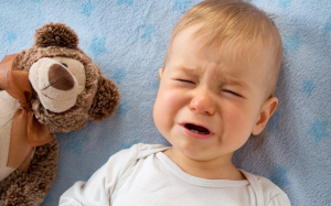 Bé bị ốm sốt, cảm lạnh, nôn trớ: Phải làm gì?