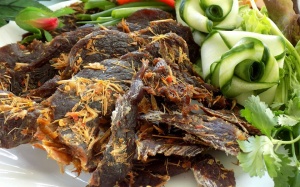 Thịt bò khô gác bếp thơm mùi khói: Món ngon đón Tết