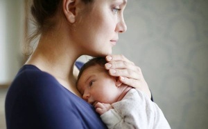 Làm gì để chữa trầm cảm sau sinh mà không ảnh hưởng đến sữa mẹ?