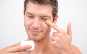 Da mặt bị nổi mụn trứng cá nhỏ màu trắng phải làm sao?