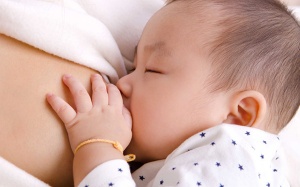 Sinh con được 3 tháng, có kinh nguyệt trở lại, sau đó mất kinh có bị sao không?