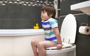 Bé bị táo bón phải làm gì?