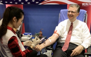Tân Đại sứ Mỹ lần đầu tiên tham gia hiến máu tại Việt Nam