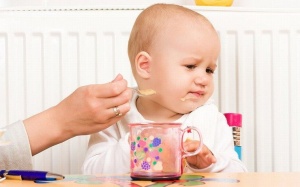 Điểm danh 5 sai lầm của mẹ khi đối phó với bé biếng ăn