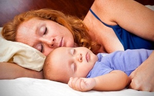 Ngủ cùng cha mẹ, 133 bé sơ sinh chết mỗi năm