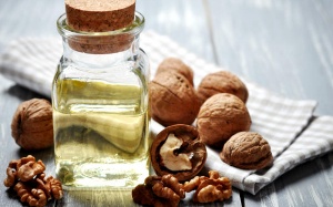 Dầu hạt óc chó có gì tốt mà được nhiều người ưa thích?