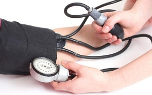 Ngoài ăn kiêng, tập thể dục, người bệnh tăng huyết áp nên làm gì?