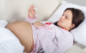 Bà bầu bị sốt có gây hại cho thai nhi?