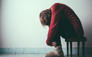 Con tôi gần đây ít nói, học hành sa sút, 'nghiện'  điện thoại, có phải bị trầm cảm?