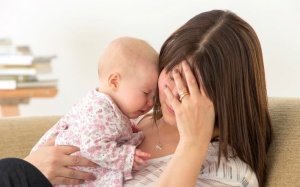 Sau sinh con, bị đau đầu khi thời tiết thay đổi, nên chữa trị thế nào?