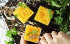 Làm thạch đào hình hoa hồng tặng người thương nhân ngày Valentine